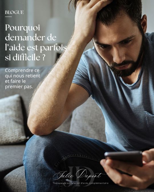 Homme pensif avec son téléphone - Pourquoi demander de l'aide est parfois si difficile